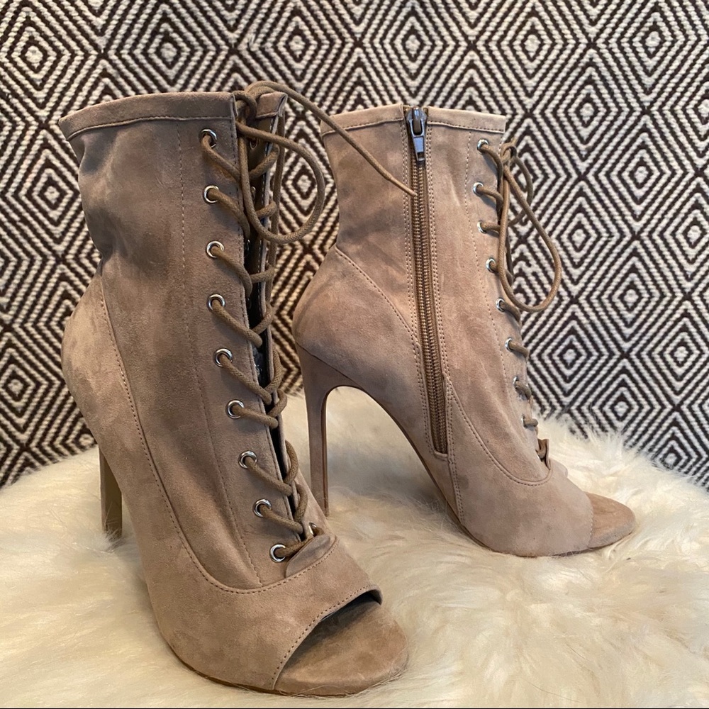 Steve Madden Lace-Up Booties / Size 6